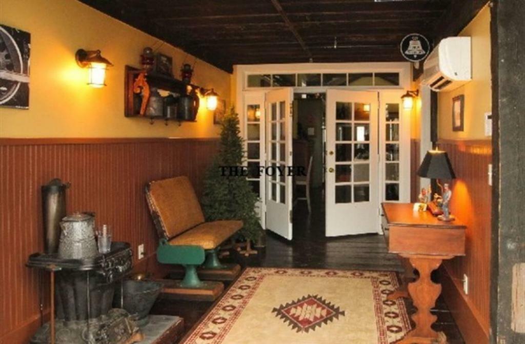 Riley'S Railhouse Bed & Breakfast Честъртън Екстериор снимка