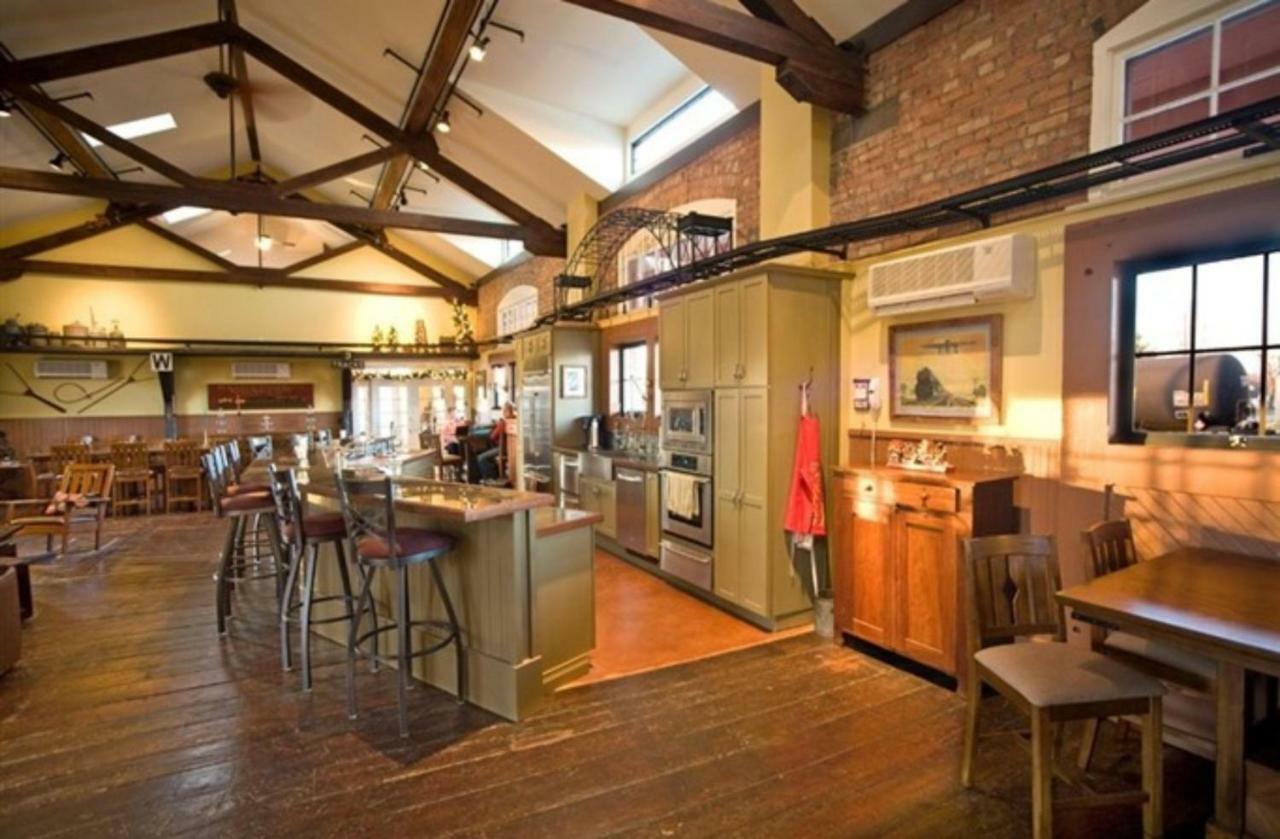 Riley'S Railhouse Bed & Breakfast Честъртън Екстериор снимка