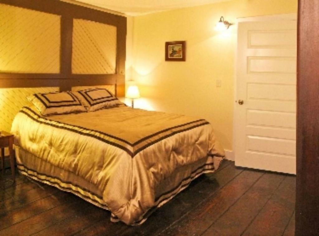 Riley'S Railhouse Bed & Breakfast Честъртън Екстериор снимка