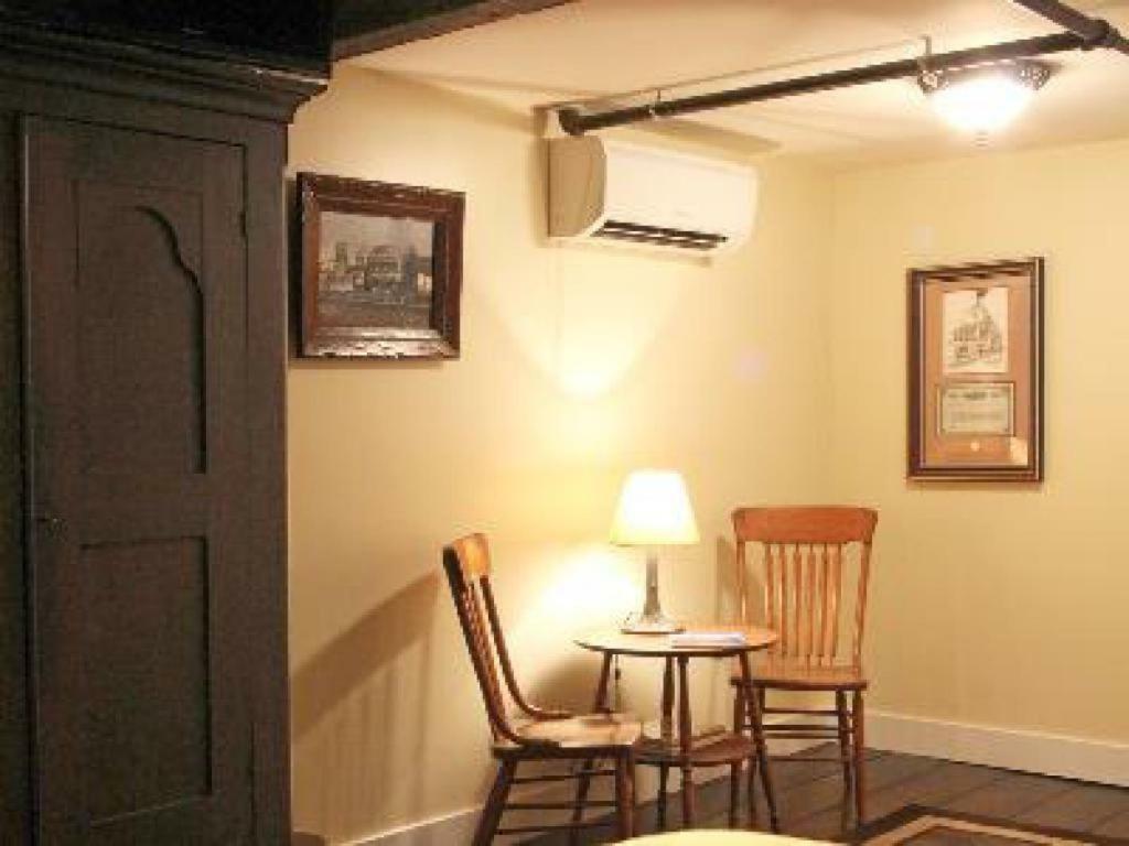 Riley'S Railhouse Bed & Breakfast Честъртън Стая снимка